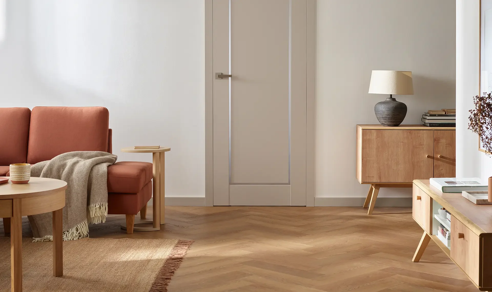 Laminowane drzwi z dekoracyjną ramką, komponujące się z aranżacją w stylu scandi.